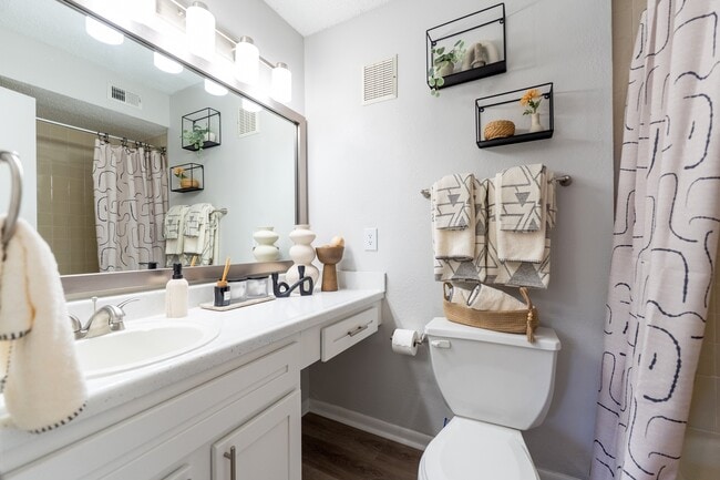 2BR, 2BA - 917SF