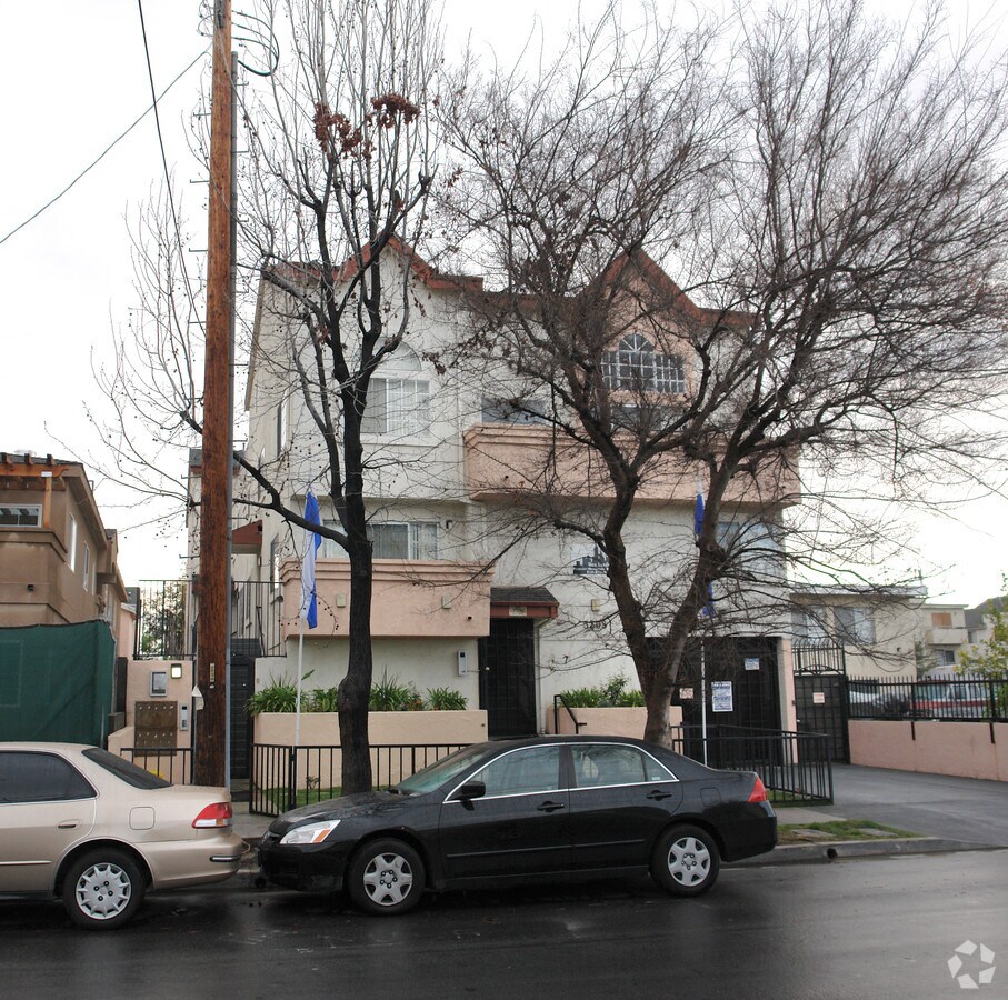 this was the best alt. shot. Tree obstruction - 5308 Denny Ave