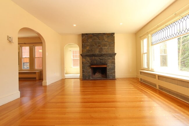 Building Photo - 359 Deering Ave Unit 1