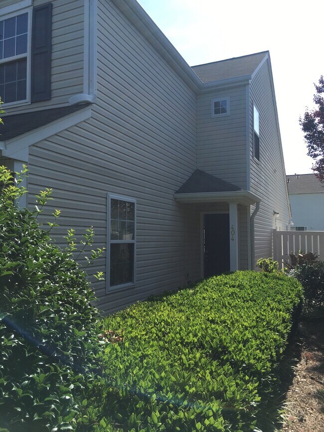 Photo - 404 Commons Dr