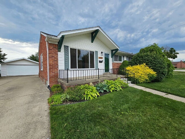 Building Photo - Beautiful 3-Bedroom Ranch in Desirable Northwest Warren, Nice Kitchen, Large Living Room, Finishe...