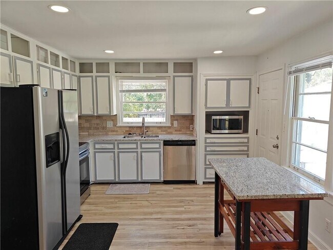 Photo - 810 Wesleyan Dr