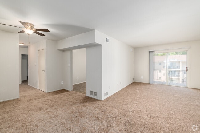 3BR, 2BA - 1,352F - Living Room