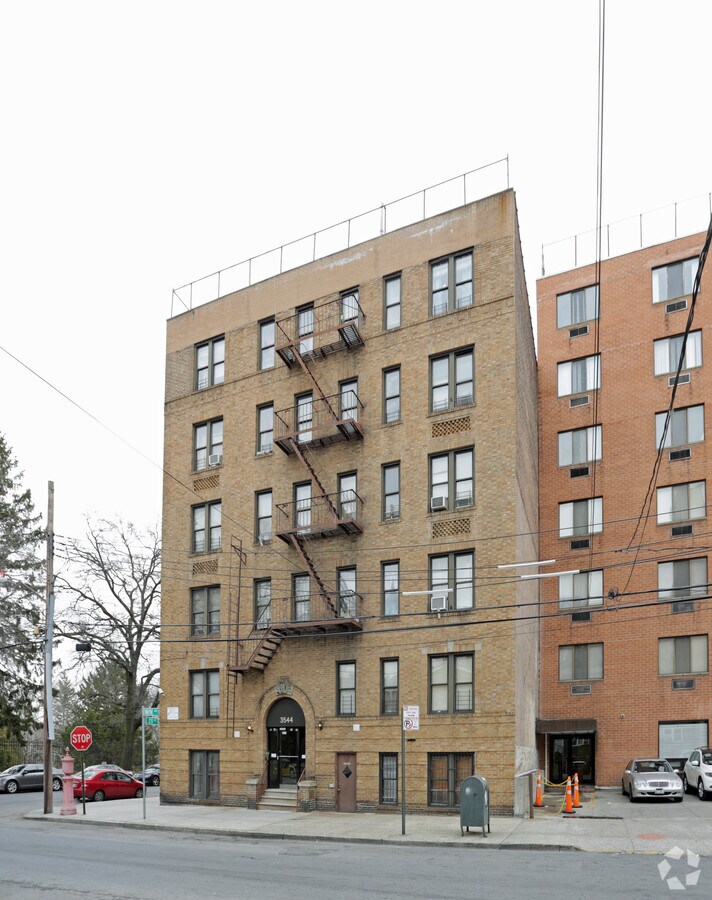 Photo - 3544 Wayne Ave Apartments