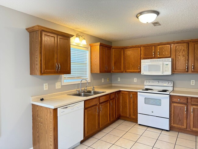 Photo - Almost 2000 sq.ft! Super Nice & Clean! 3 B...