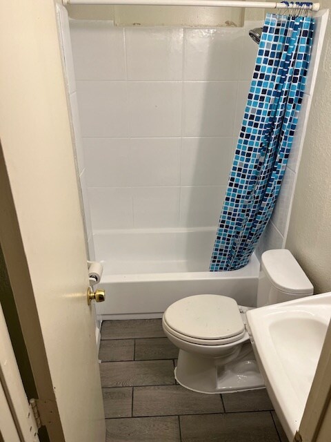 Full Bathroom # 2 - 5020 College Ave