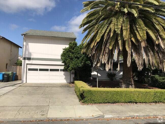 Building Photo - Beautiful House with Hardwood Floors & Gra...