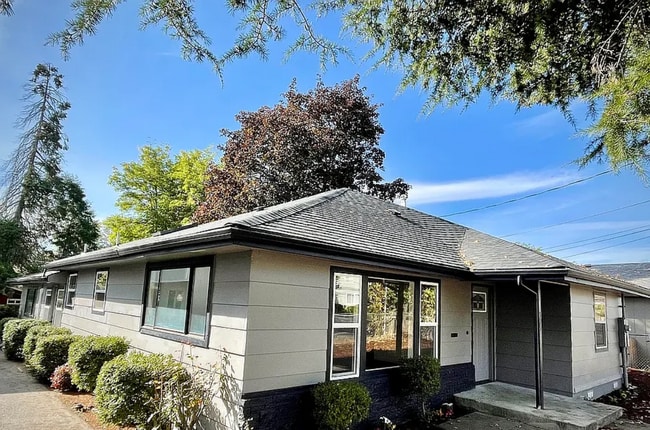 Building Photo - 325 SE M St