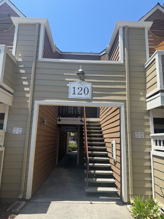 Building Photo - Beautiful 2 Bed, 1 Bathroom Lower-Level Co... Unit 15 Rental