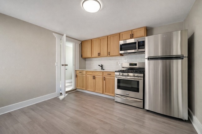 Building Photo - 1218 S 15th Dr Unit 2