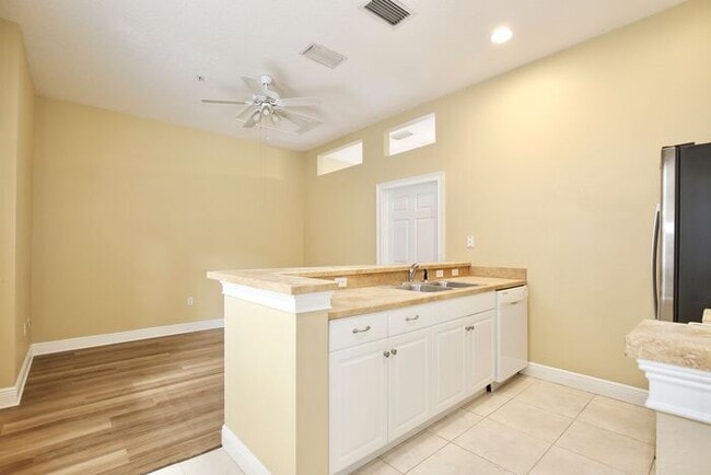 Charming 1/1 Spacious Condo Located in the Desirable Baldwin Park - Orlando!