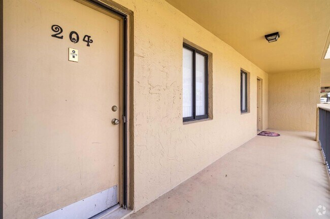 Building Photo - 2820 Tennis Club Dr Unit 204 Rental