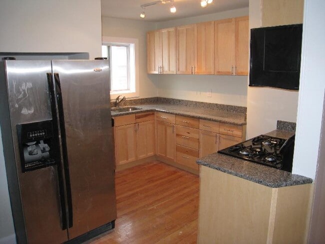 Building Photo - 10 Evergreen Ave Unit 3