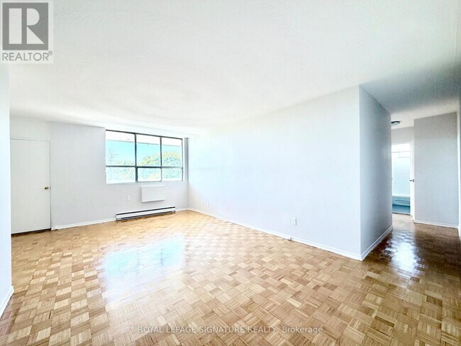 Photo - 525 Eglinton Ave E