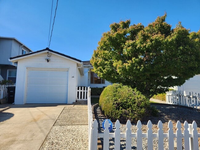 Building Photo - 2 bedroom duplex home