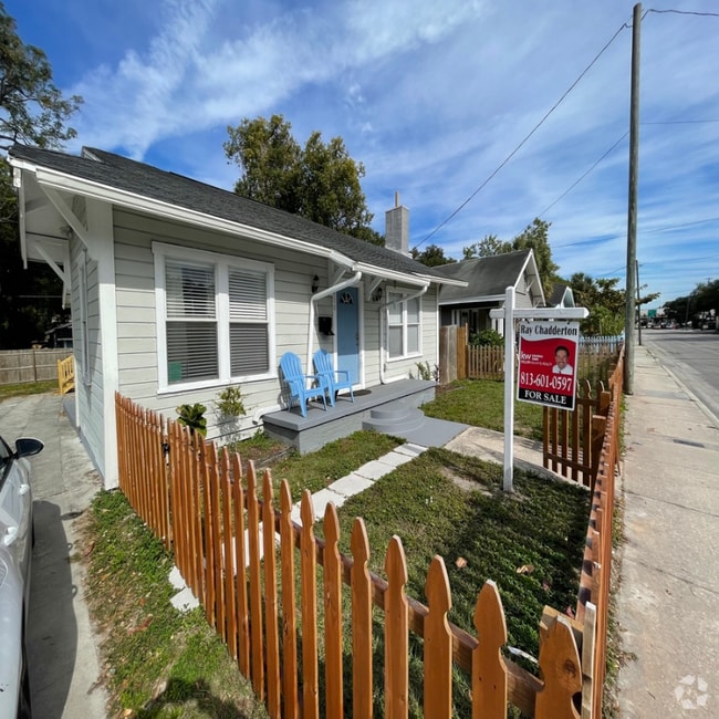Building Photo - 410 E Floribraska Ave Rental