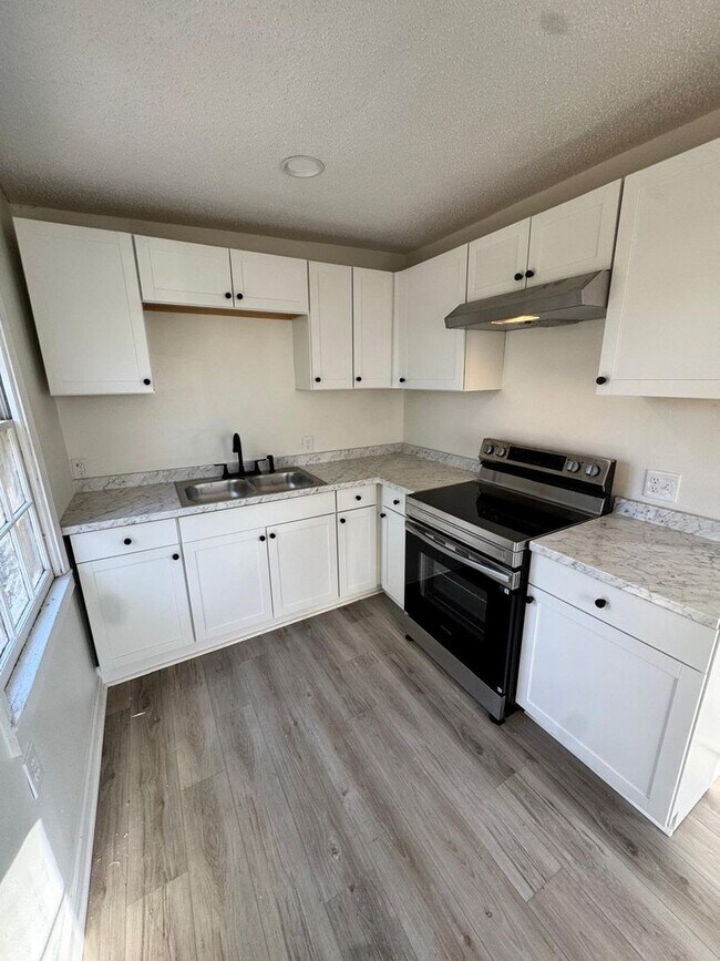 Photo - 2005 Mott Dr W