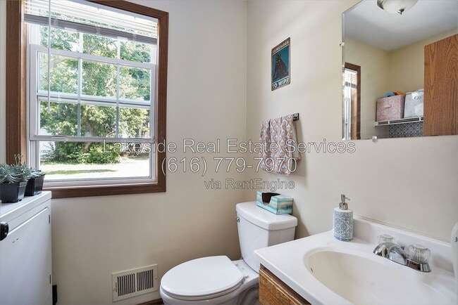 Photo - 920 Cass Ave SE