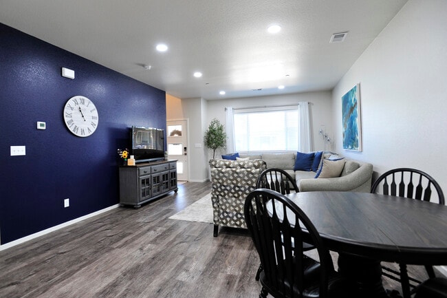 Dining - 3014 Barnstormer St