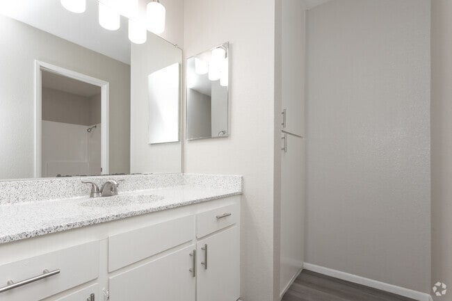 1BR, 1BA - 750SF - Bathroom