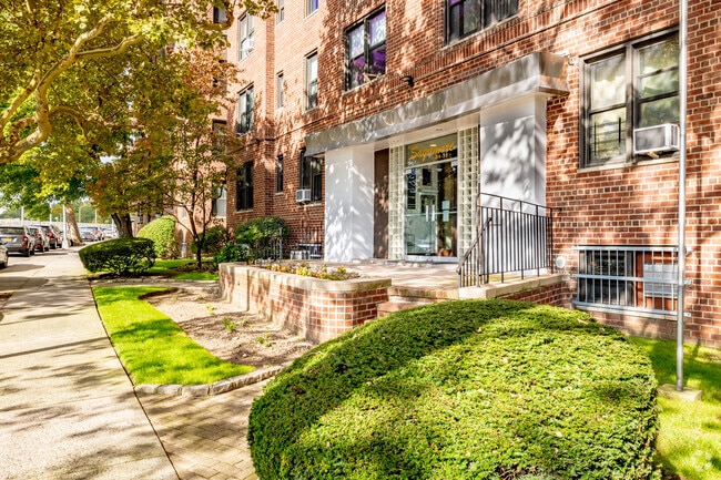 Photo - 8431 Van Wyck Expy