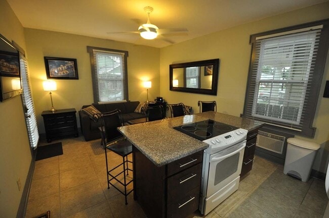 Photo - 925 Dolhonde St