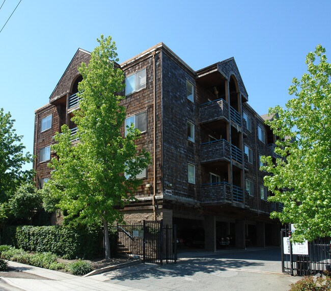 Castlewood Apartments - Castlewood Apartments