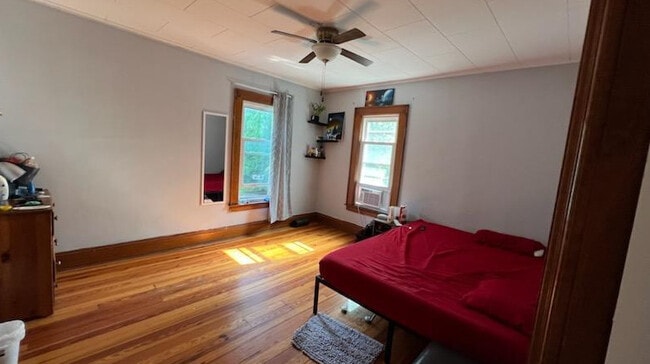 Building Photo - 931 Westcott St Rental