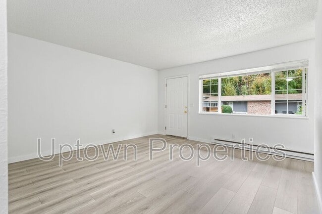 Building Photo - 1415 SW Custer Dr Unit A8