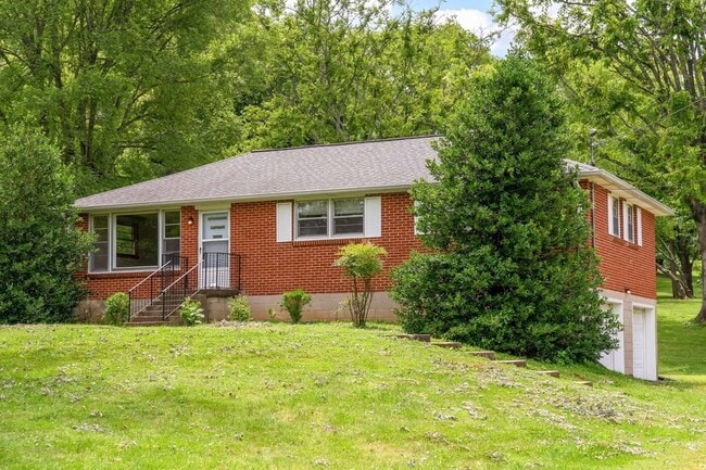Photo - 411 Westchester Dr House