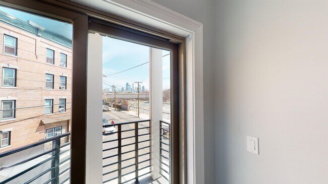 Photo - 680 Grand St