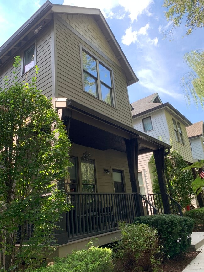 Photo - 806 Lancaster Way