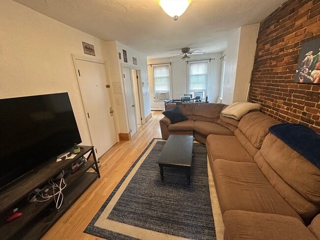 Building Photo - 675 E 7th St Unit 2 Rental