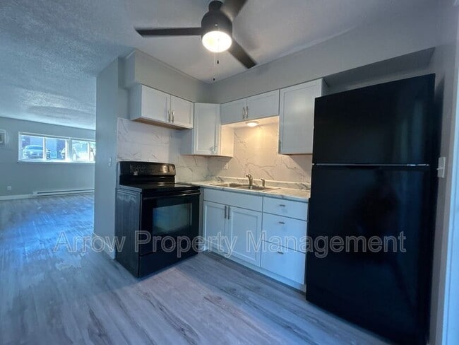 Building Photo - 222 Park Ave