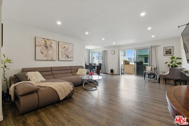 Building Photo - 5400 Lindley Ave Unit 211 Rental