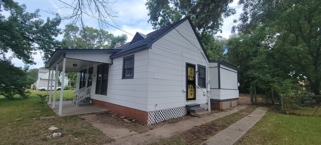 Photo - Beautiful 3 bedroom/1 bath Cottage with La...