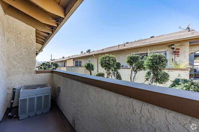 1BR, 1BA - 770SF - Balcony