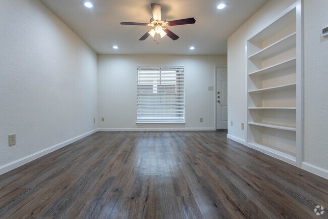 2 BR, 2 BA - 1027 SF