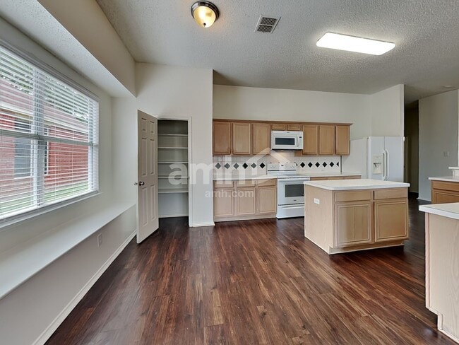 Photo - 300 Trailwood Dr