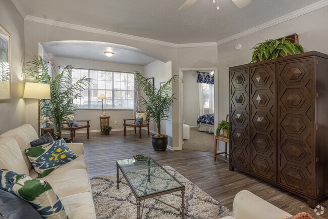 2B, 2BA - 1,256SF