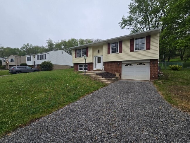 Building Photo - Beautiful 3 Bedroom Split Entry - Plum School District - AVAILABLE NOW