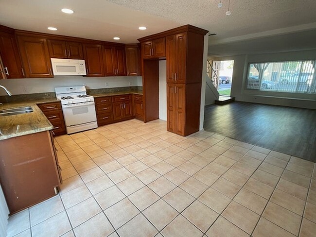 Photo - Moorpark 3 bed 2.5 bath Townhome close to Moorpark College