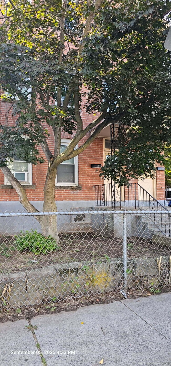 Building Photo - 119 Glen St Unit 3