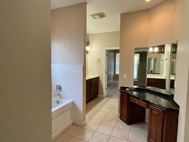 Photo - Large 3 Bed 2.5 Bath In Edmond