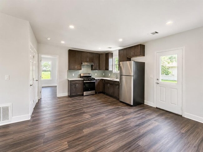 904 E Austin St