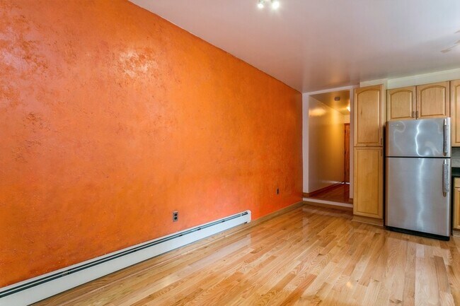 Dining area - 320 6th St Unit 1