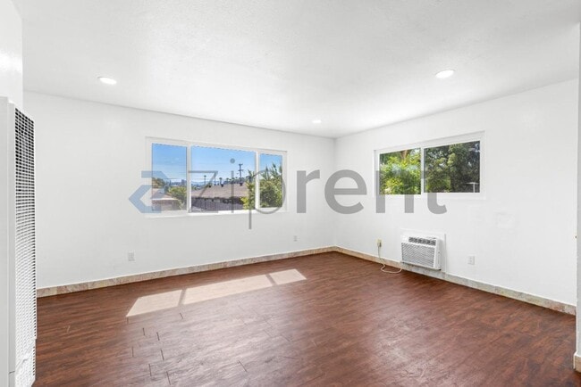 Building Photo - Unit 4