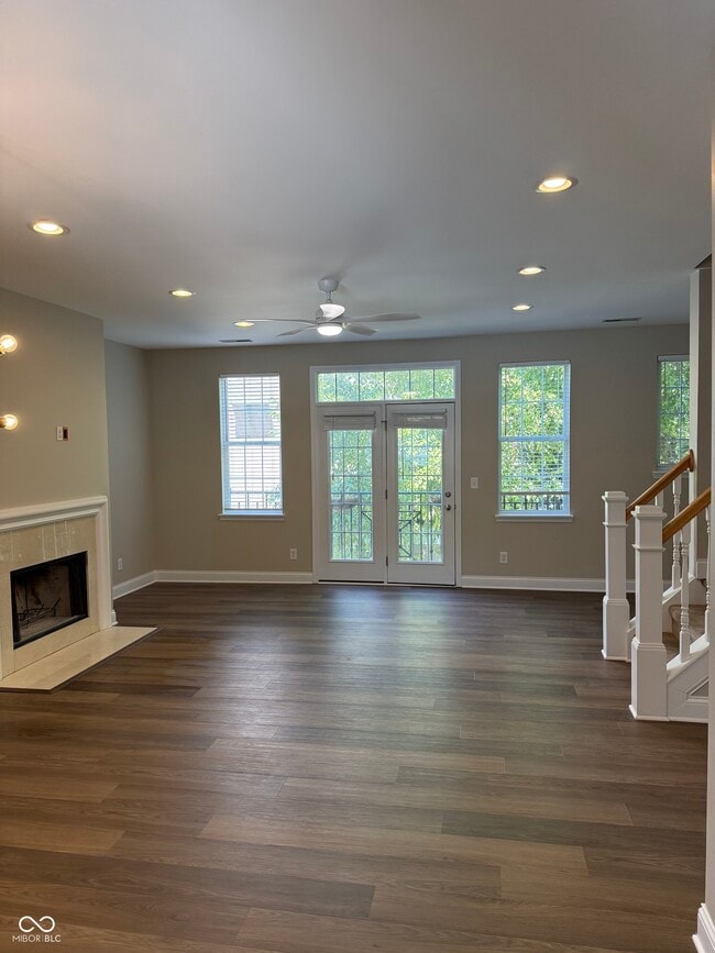 Photo - 925 Junction Pl