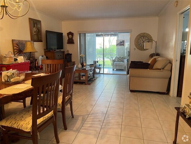 Building Photo - 1015 Country Club Dr Unit 109 Rental
