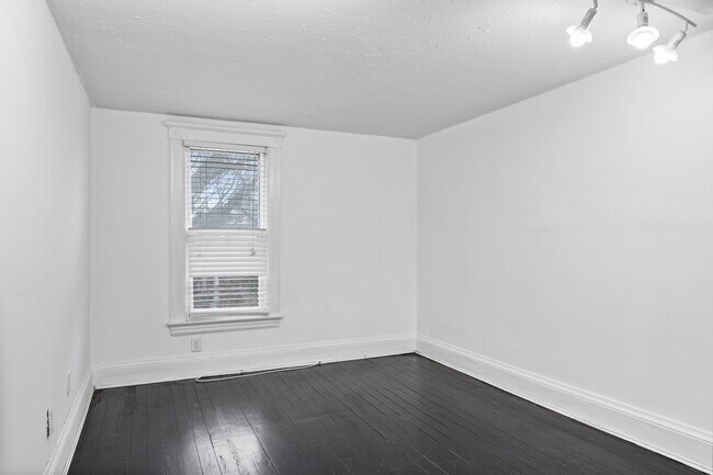 Photo - 835 Moy Ave